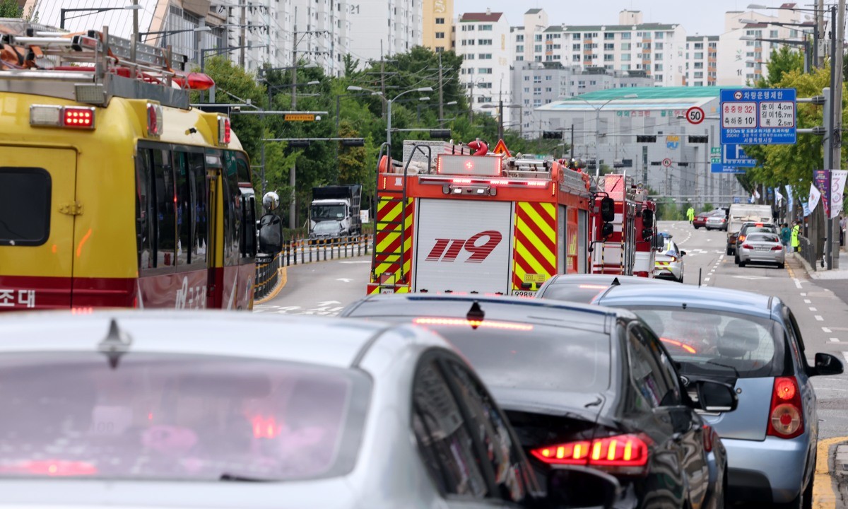 시민들이 소방차량 길터주기 훈련을 하고 있다. / 뉴스1