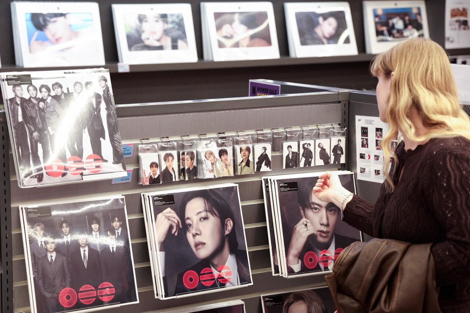외국인 팬이 K-팝 앨범과 포토카드를 살펴보고 있는 모습. BTS 등 글로벌 아이돌의 인기로 한국 음악 콘텐츠 소비가 해외 팬들 사이에서 하나의 문화로 자리 잡았다. / 뉴스1