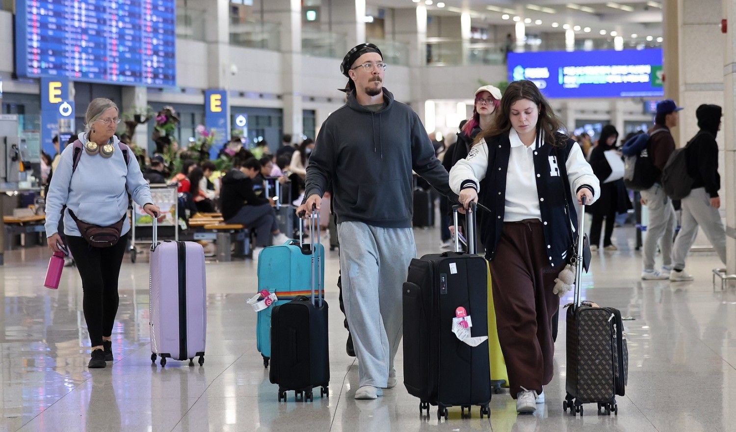 여행용 캐리어를 끌고 입국장에 들어서는 외국인 관광객들 모습. K-팝 공연과 관광을 위해 한국을 찾는 글로벌 방문객들이 꾸준히 증가하고 있다. / 뉴스1