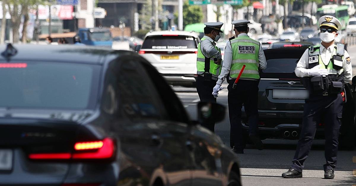 오늘(20)부터 시행되는 우회전 집중 단속 / 뉴스1