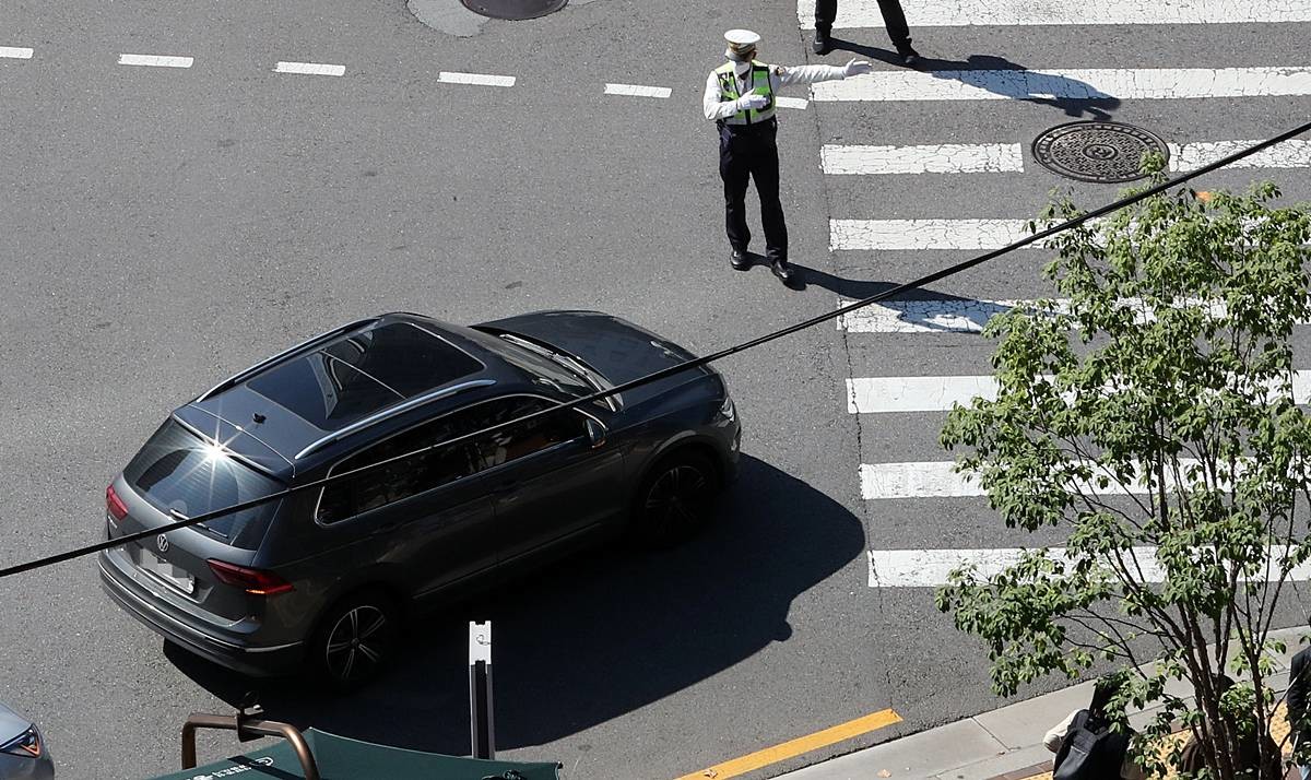 경찰 교차로 우회전 일시 정지 단속 / 뉴스1