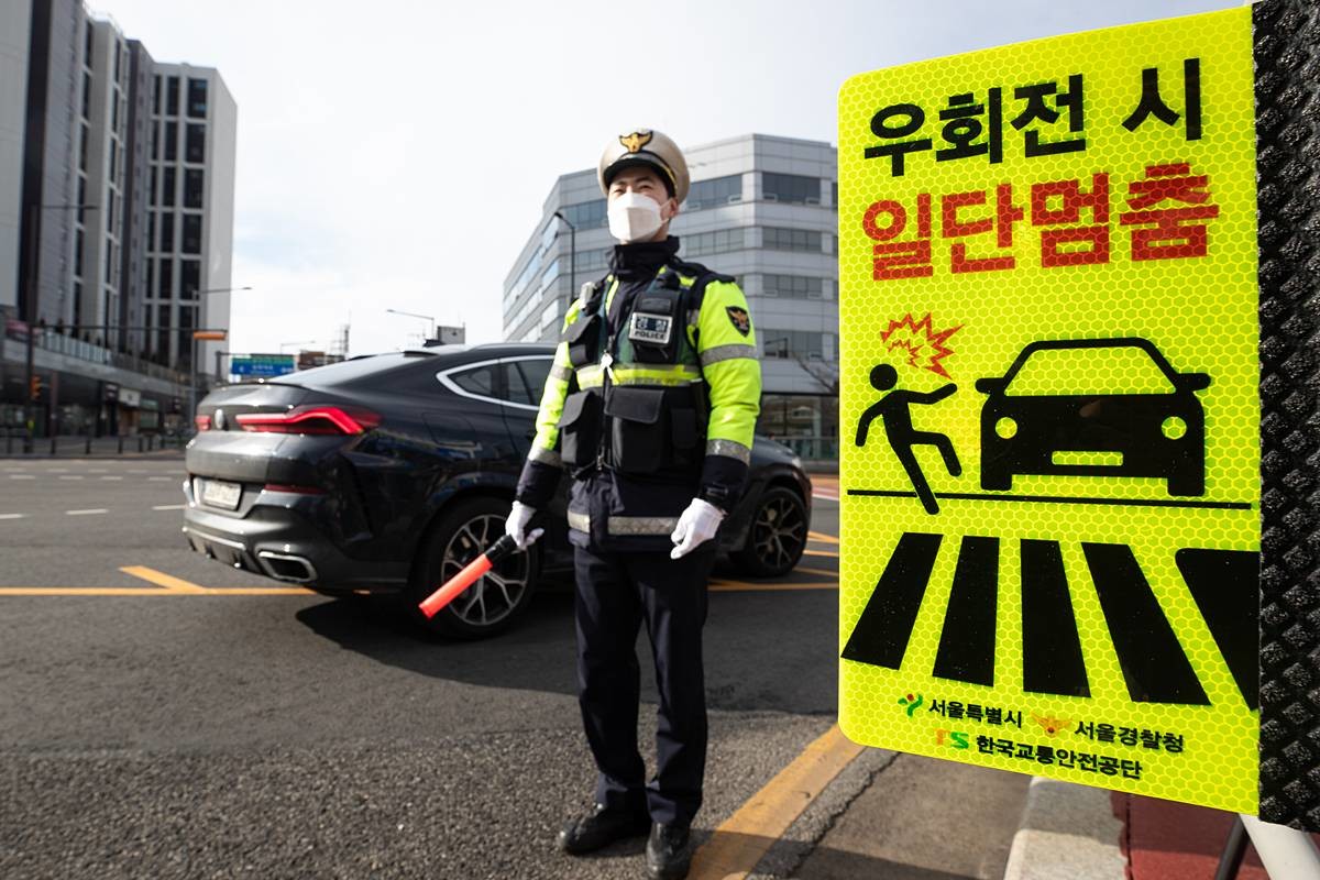 경찰이 우회전 차량 일시정지 위반 단속을 하고 있다 / 뉴스1