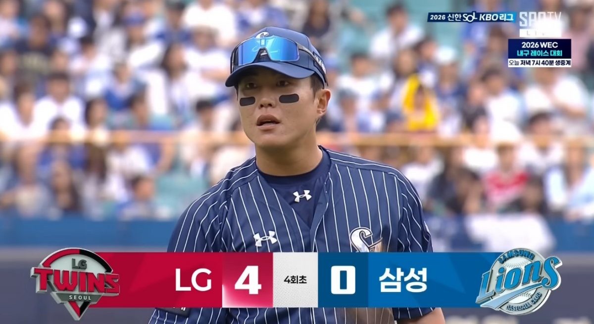 선발투수 원태인의 말을 듣고 있는 2루수 류지혁. 중계 카메라에 포착된 장면. / 유튜브 'TVING SPORTS'