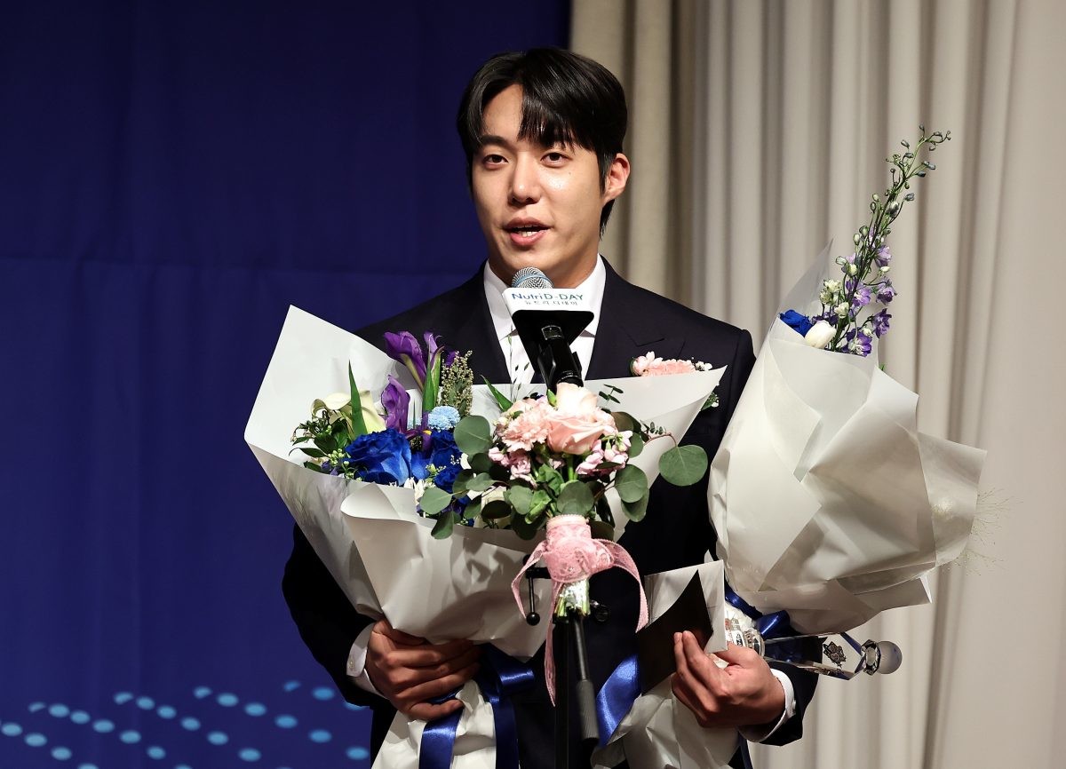 '2025 뉴트리디데이 일구상 시상식'에서 최고투수상 받은 원태인. / 뉴스1