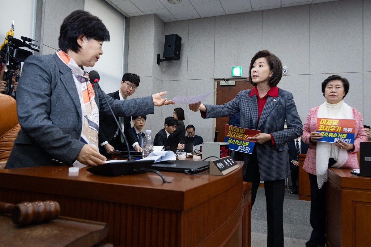 지난달 20일 열린 국조특위 1차 전체회의에서 충돌한 서영교 위원장(왼쪽)과 나경원 의원. / 뉴스1