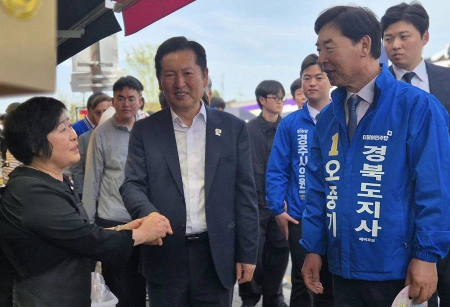 지난 18일 경주시 황리단길을 방문한 정청래 당대표와 동행하고 있는 오중기 경북도지사 예비후보/오중기 사무소 제공