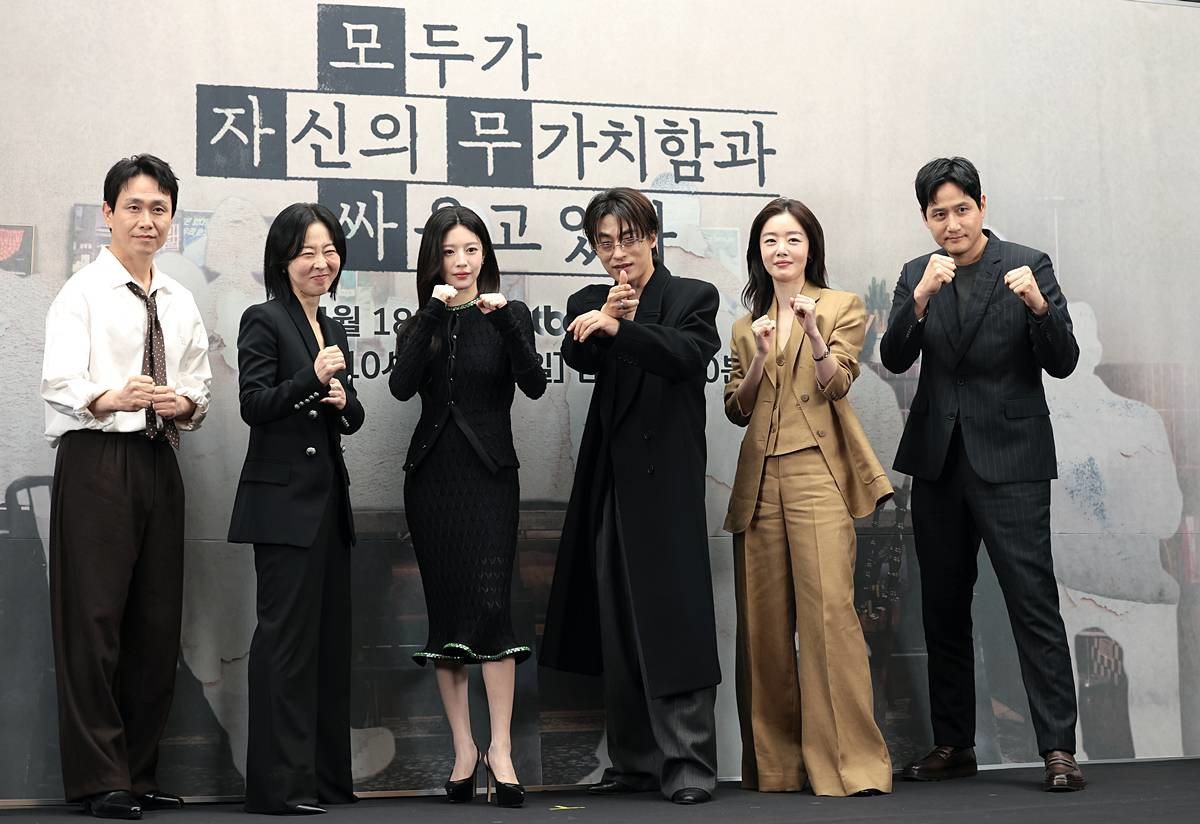 배우 오정세(왼쪽부터)와 강말금, 고윤정, 구교환, 한선화, 박해준이 지난 17일 서울 마포구 상암동 스탠포드 호텔에서 열린 JTBC 드라마 '모두가 자신의 무가치함과 싸우고 있다'(이하 모자무싸) 제작발표회에 참석해 포즈를 취하고 있다. '모자무싸'는 잘난 친구들 사이에서 혼자만 안 풀려 시기와 질투로 괴로워 미쳐버린 인간의 평화 찾기를 따라가는 드라마다 / 뉴스1