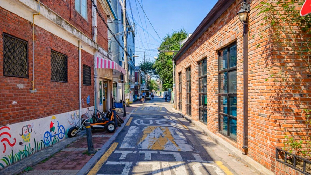 성수동 카페거리. / 서울특별시 공식 블로그, AI