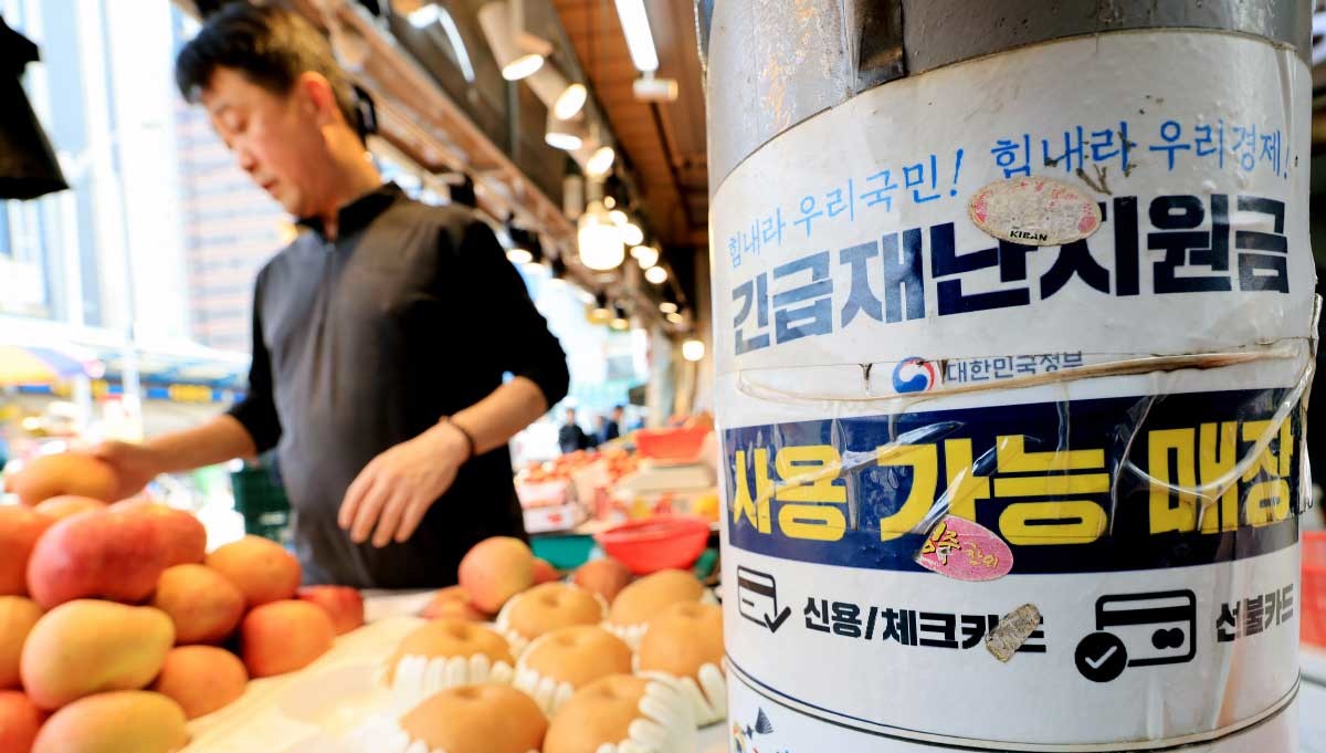 고유가 피해지원금 등 민생지원 본격화···'오는 27일 부터 지급'. 정부가 중동 사태 장기화로 인한 고유가 피해 지원금을 70%의 국민에게 1인당 10만 원에서 최대 60만 원까지 오는 27일부터 차등 지급한다. 사진은 14일 서울 동대문구 경동시장 한 점포에 '긴급재난 지원금 사용 가능' 안내문이 붙어있는 모습. / 뉴스1