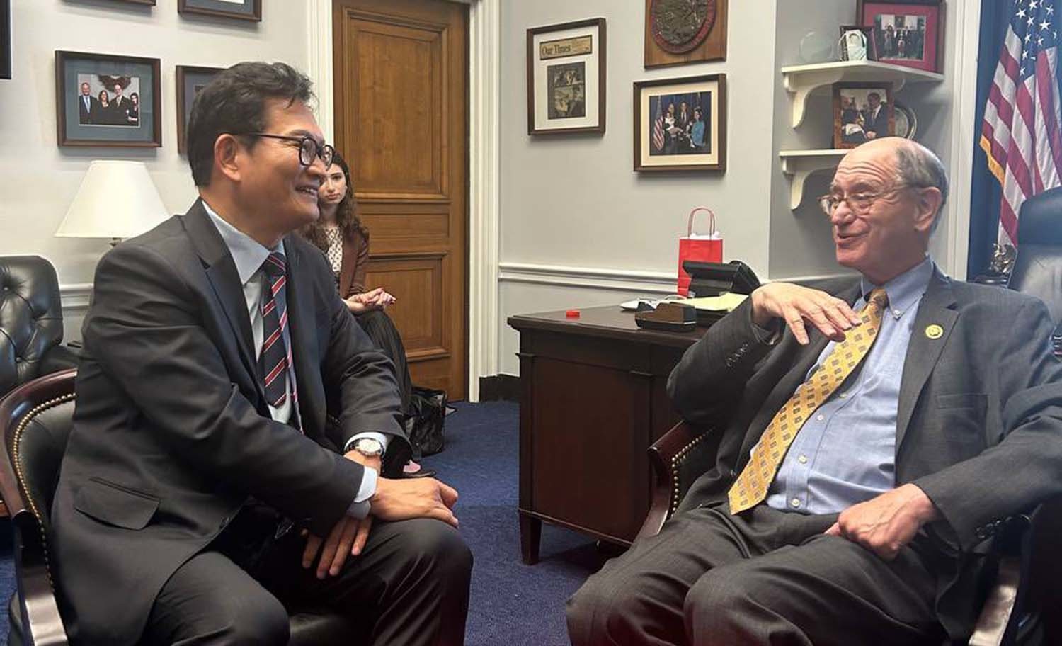 송영길 전 대표는 미 하원 15선 중진인 브래드 셔먼 민주당 하원의원과 한반도 평화 법안 관련 미 민주당과 트럼프 행정부의 협력 방안에 대한 의견을 나눴다고 했다. 그는 내란 발생 시 국내 언론과 인터뷰를 통해 비상계엄 발동 요건이 없음을 지적하고 우리 민주주의를 옹호해준 것에 감사를 표시했다고 했다. / 송 전 대표 페이스북