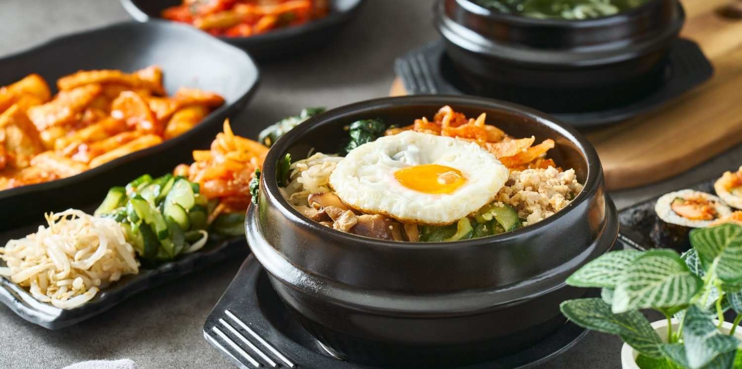 다양한 채소와 고기, 계란이 어우러진 한국 대표 음식 비빔밥. 색감과 재료의 조화가 돋보이며 K-푸드의 매력을 상징적으로 보여준다. / 셔터스톡