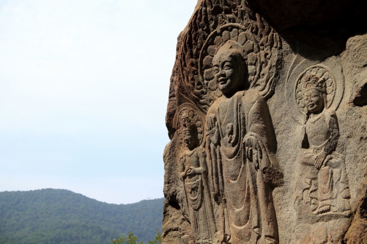 서산 용현리 마애여래삼존상. 측면 모습. / 국가유산청