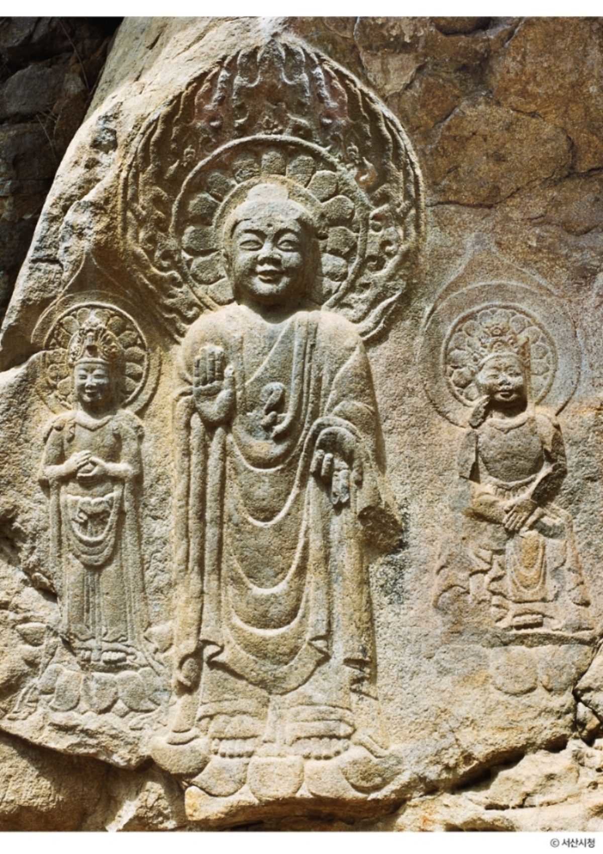 서산 용현리 마애여래삼존상. 여래입상과 그의 왼쪽 오른쪽에 위치한 반가상, 보살입상. / 서산시청