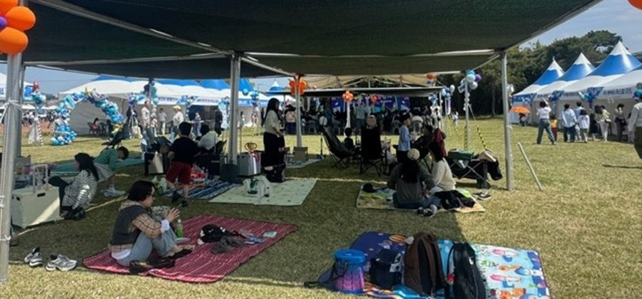 지난 18일 영천 최무선과학관에서 열린 2026년 최무선과학꿈잔치 행사장을 찾은 방문객들이 그늘 쉼터에서 휴식을 취하고 있다.  / 영천시 제공