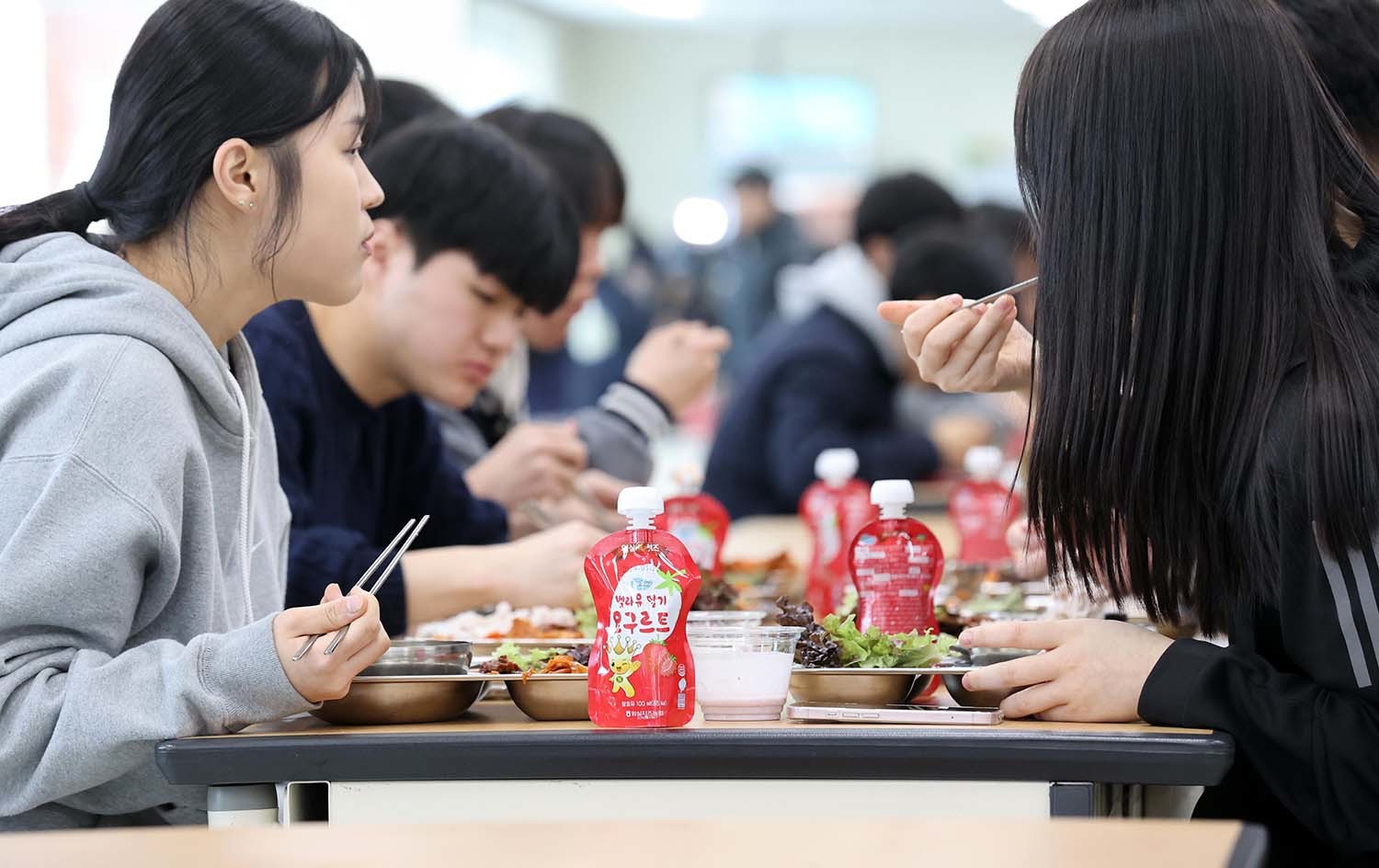 전북특별자치도 임실군 임실고등학교 급식실에서 학생들이 점심식사와 함께 나온 임실N치즈 요구르트가 놓여 있다. 임실군은 관내에서 생산되는 유제품을 36개 학교에 재학 중인 1500여 명의 유·초·중·고등학생들에게 무상 제공하고 있다. / 임실군청 제공(2024년 3월 13일자 사진)