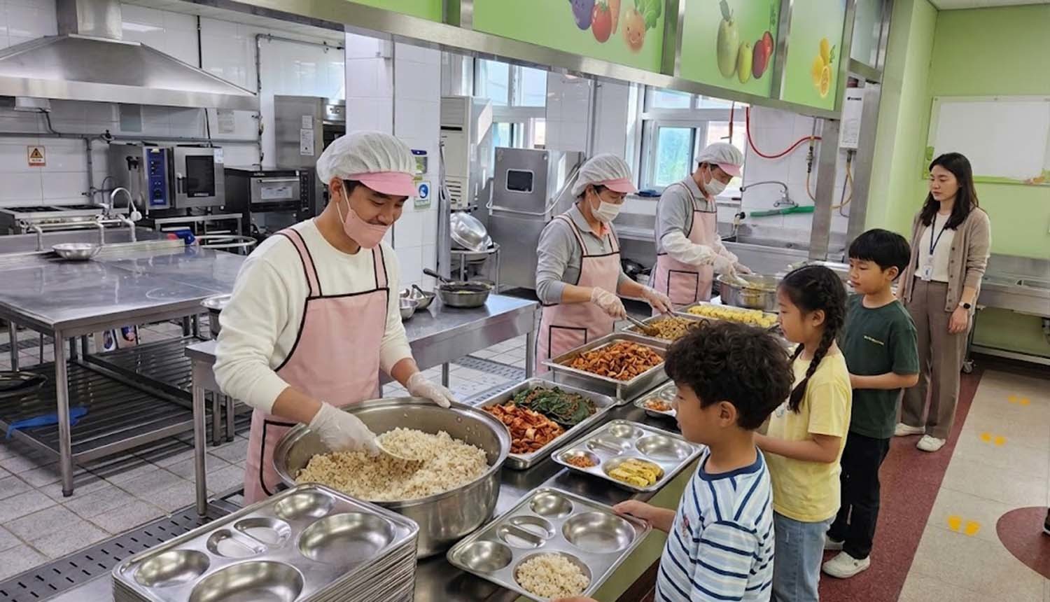 현직 영양교사 "내가 겪어보니 무상급식 철폐해야"... 네티즌들 압도적 반응은