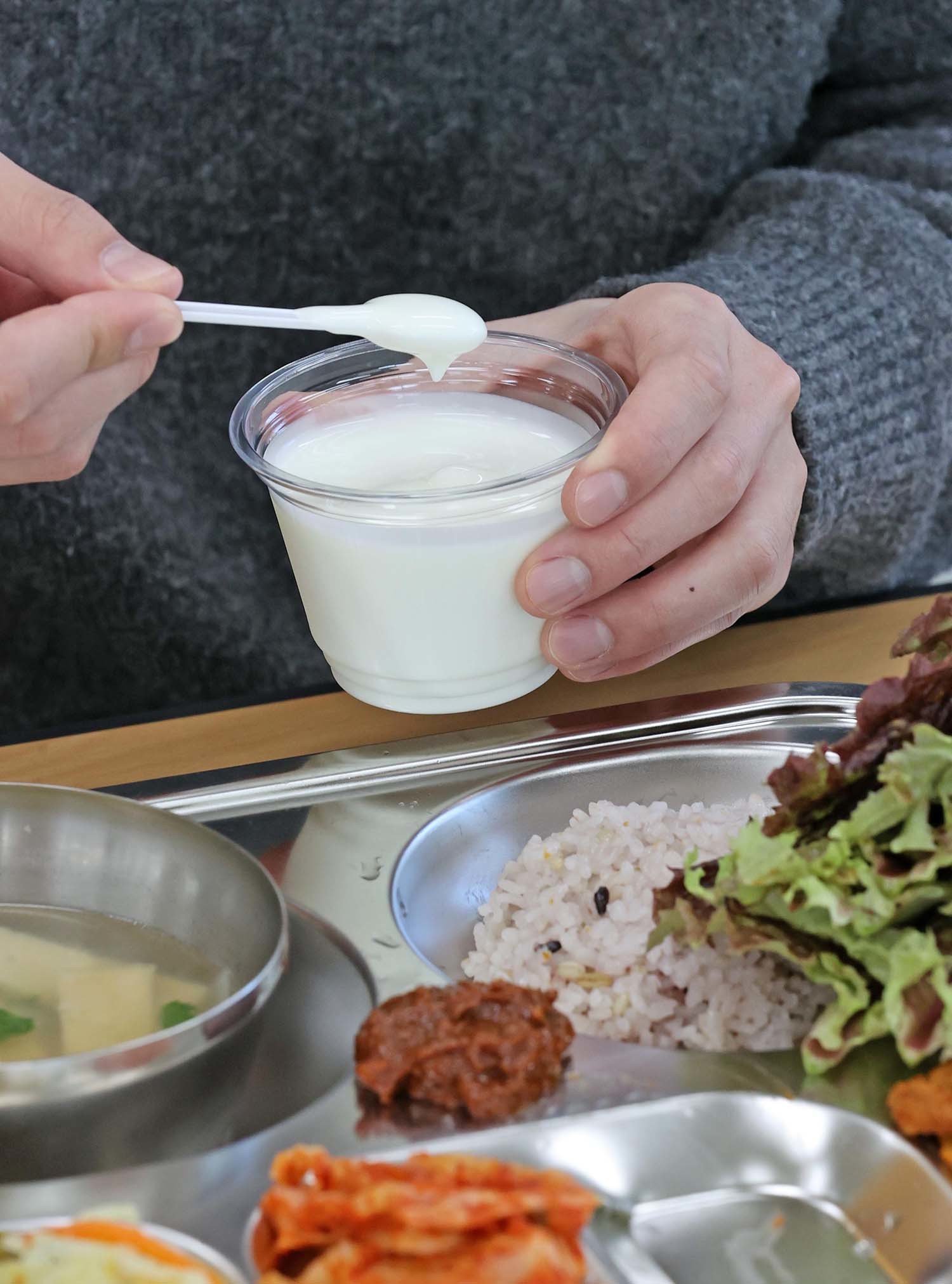 전북특별자치도 임실군 임실고등학교 급식실에서 학생들이 점심식사와 함께 나온 임실N치즈 요구르트가 놓여 있다. 임실군은 관내에서 생산되는 유제품을 36개 학교에 재학 중인 1500여 명의 유·초·중·고등학생들에게 무상 제공하고 있다. / 임실군청 제공(2024년 3월 13일자 사진)