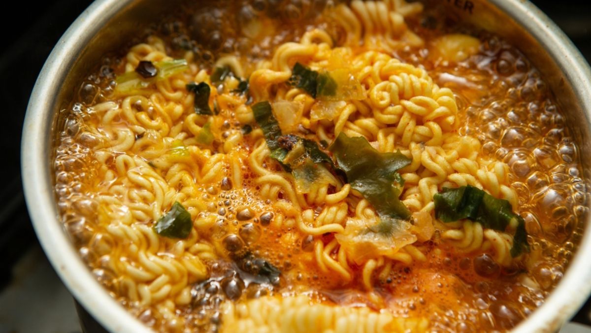 라면 끓일 때 '이 것' 반 숟가락 넣어보세요…깊은 감칠맛에 놀랍니다