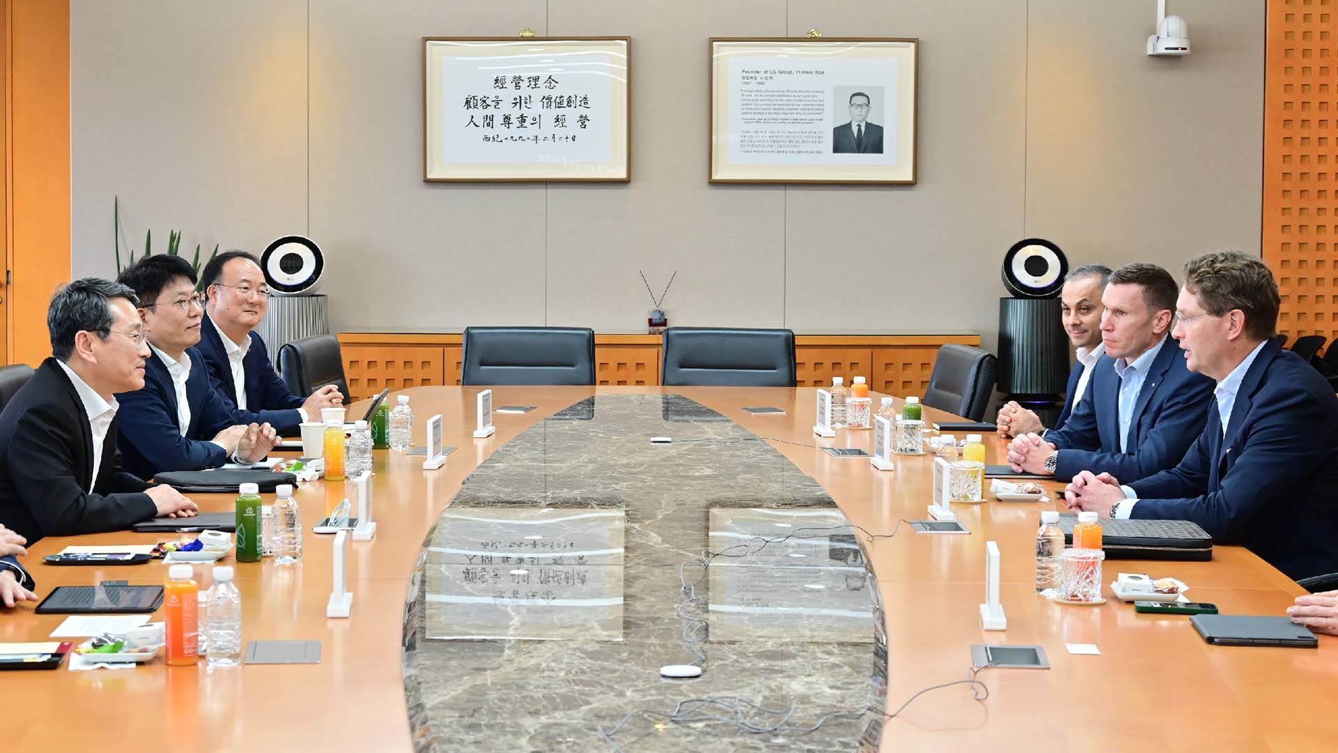 지난해 11월 올라 칼레니우스 메르세데스-벤츠 그룹 CEO가 LG그룹 주요 계열사 사장단을 만난 자리. / 메르세데스-벤츠 코리아