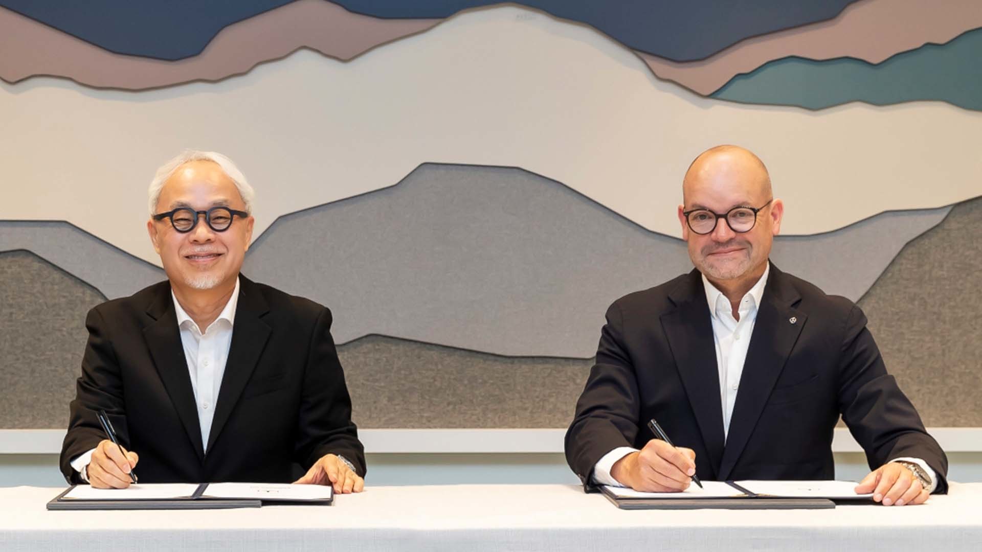 (왼쪽부터)최주선 삼성SDI 대표이사 사장, 요르그 부르저 메르세데스-벤츠 그룹 AG 이사회 멤버 및 최고기술책임자(CTO)가 배터리 공급 계약에 서명하고 있다. / 메르세데스-벤츠 코리아