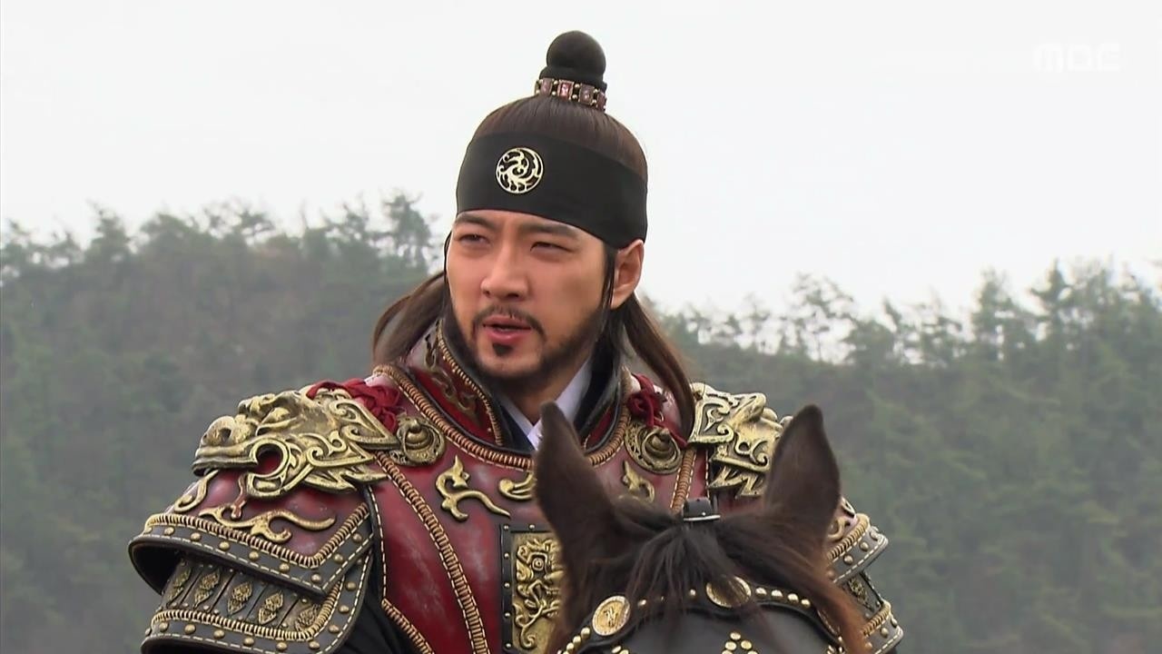 갑옷을 입고 말을 탄 채 등장하는 주인공의 모습으로, 고구려 건국 신화를 기반으로 한 영웅 서사의 웅장함을 강조한 장면. / MBC