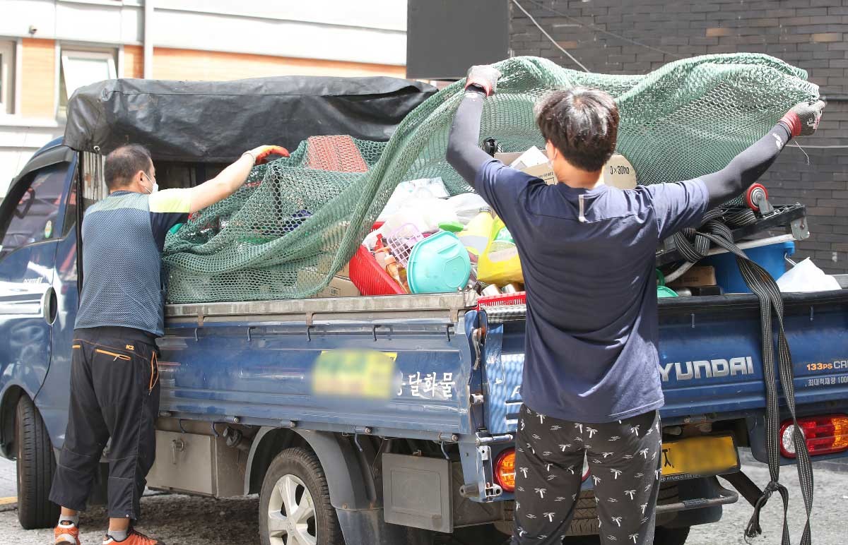 서울 종로구 먹자골목 내 한 식당에서 관계자들이 폐업으로 인한 식당 물품을 용달차로 옮기고 있다. / 뉴스1