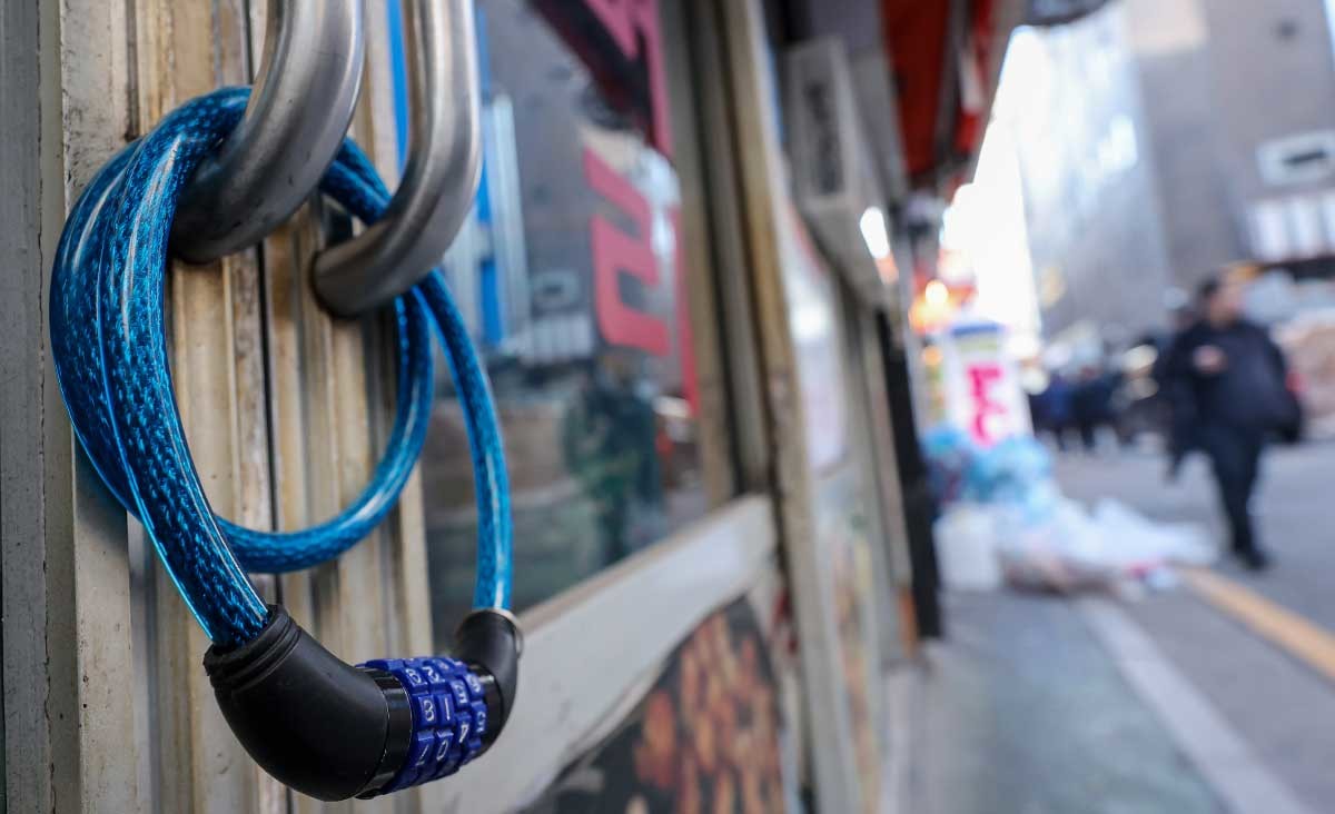 서울 종로구 한 음식점에 자물쇠가 채워져 있다. / 뉴스1