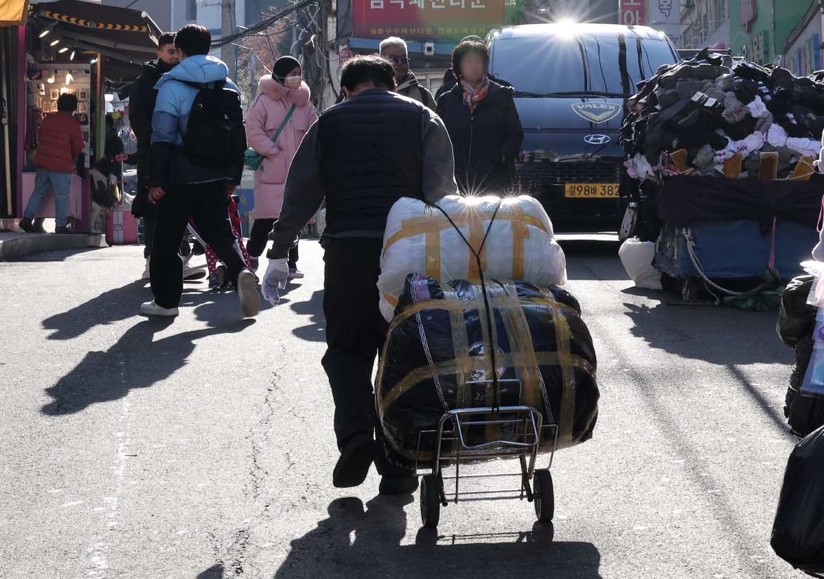 서울 남대문 시장에서 한 상인이 카트를 이용해 물건을 옮기고 있다. / 뉴스1