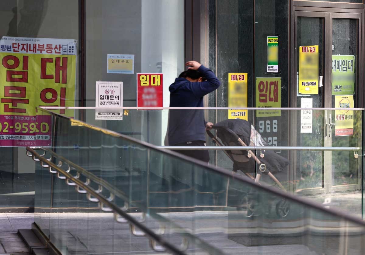 서울 시내 한 아파트 단지 내 상가에 임대문의가 게시된 모습. / 뉴스1