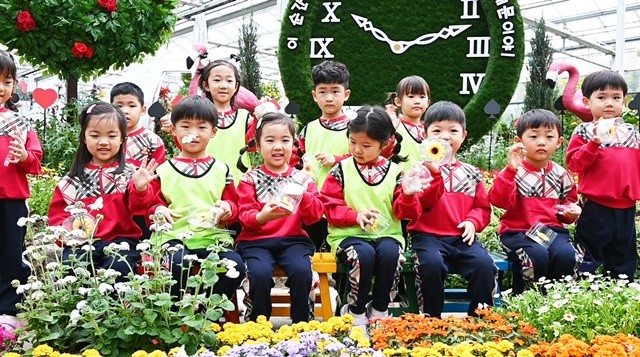 함평엑스포공원 나비곤충생태관에서 어린이들이 나비를 날리면서 즐거워하고 있다.   / 노해섭 기자