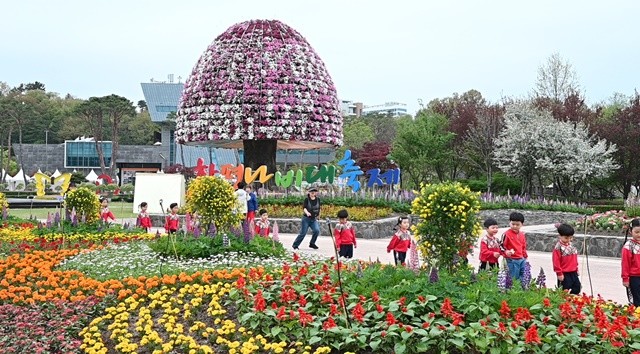 함평엑스포공원을 찾은 어린이들이 화사하게 핀 꽃을 보면서 즐거워하고 있다.   / 노해섭 기자