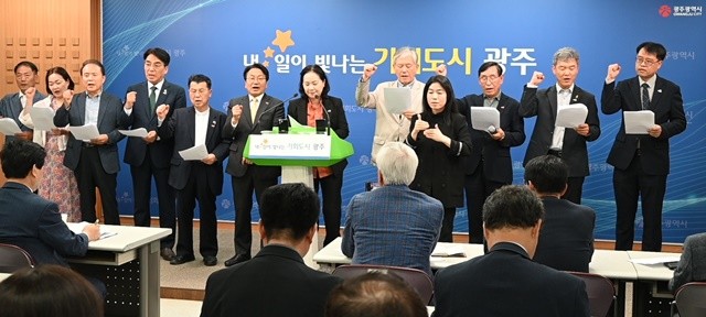 강기정 광주광역시장이 20일 시청 브리핑실에서 기자회견을 열고, 5·18정신의 대한민국 헌법 전문 수록을 제22대 국회에 공식 촉구하고 있다. / 노해섭 기자
