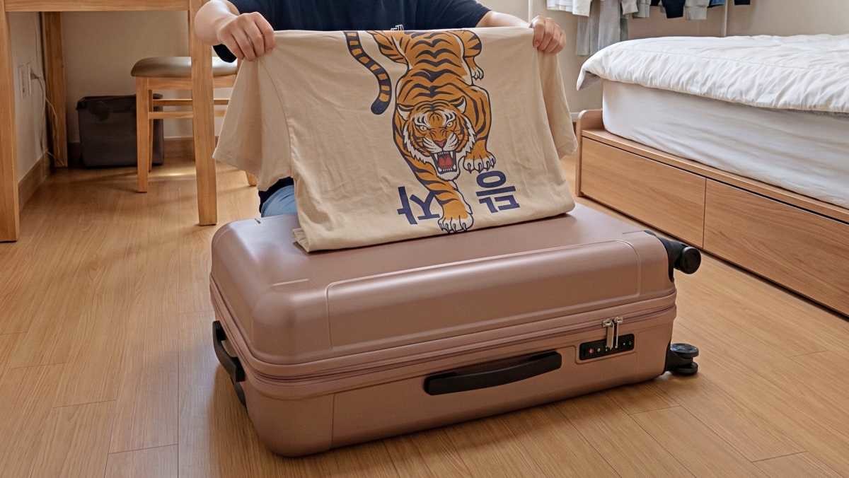 '안 입는 티셔츠를 캐리어에 갖다 대보면...' 기사 내용 토대로 AI툴 활용해 제작한 자료사진.