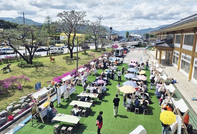 “봄볕 아래 책과 노닐다” 곡성군, 2026년 도서관의 날 기념행사 성황리 마무리