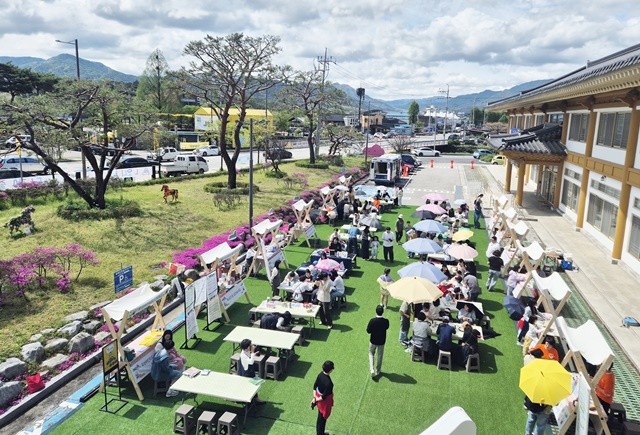 전남 곡성군은 지난 18일 곡성어린이도서관에서 개최한 ‘2026년 도서관의 날 기념행사’가 군민들의 뜨거운 호응 속에서 성황리에 마무리됐다. / 곡성군
