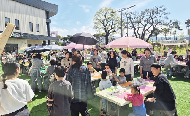 전남 곡성군은 지난 18일 곡성어린이도서관에서 개최한 ‘2026년 도서관의 날 기념행사’가 군민들의 뜨거운 호응 속에서 성황리에 마무리됐다. / 곡성군
