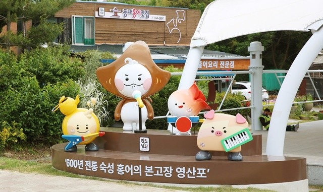 나주시가 홍어거리에 조성한 캐릭터 조형물 4종(왼쪽부터 리리, 홍스타, 추추, 돈돈) / 나주시