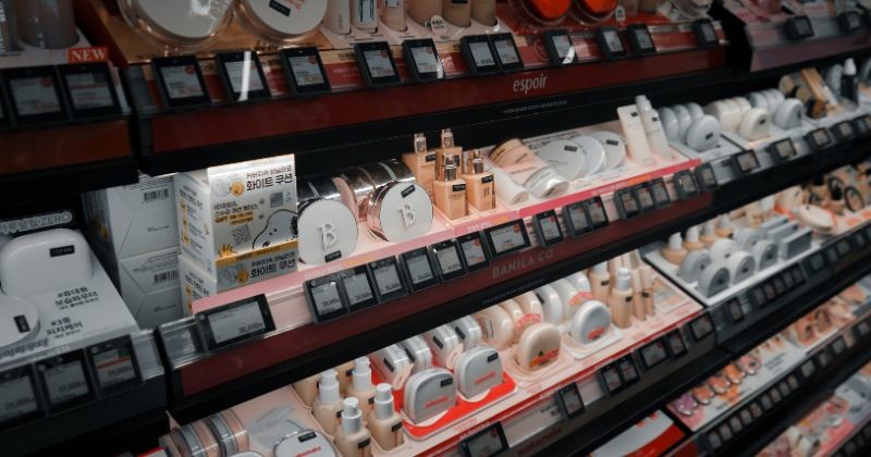 트리플스트리트 쇼핑몰의 올리브영 매장에 진열된 파운데이션, 블러쉬 등 K-뷰티 브랜드의 메이크업 클로즈업 뷰 / 셔터스톡