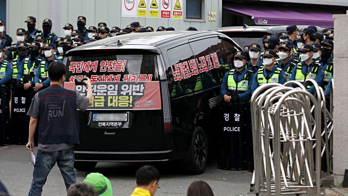 CU 진주물류센터 막아선 경찰. / 뉴스1