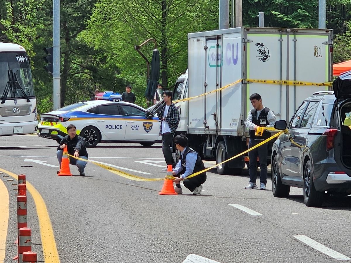 진주 집회 사고 현장에 폴리스라인 설치하는 경찰. / 뉴스1
