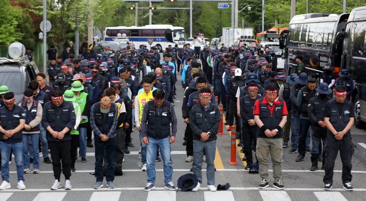 묵념하는 화물연대 노조원들. / 뉴스1