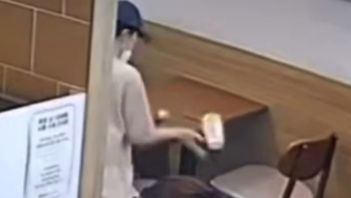 종업원을 폭행하기 전 자리에서 컵을 엎지르는 여성의 모습 / 온라인 커뮤니티 캡처