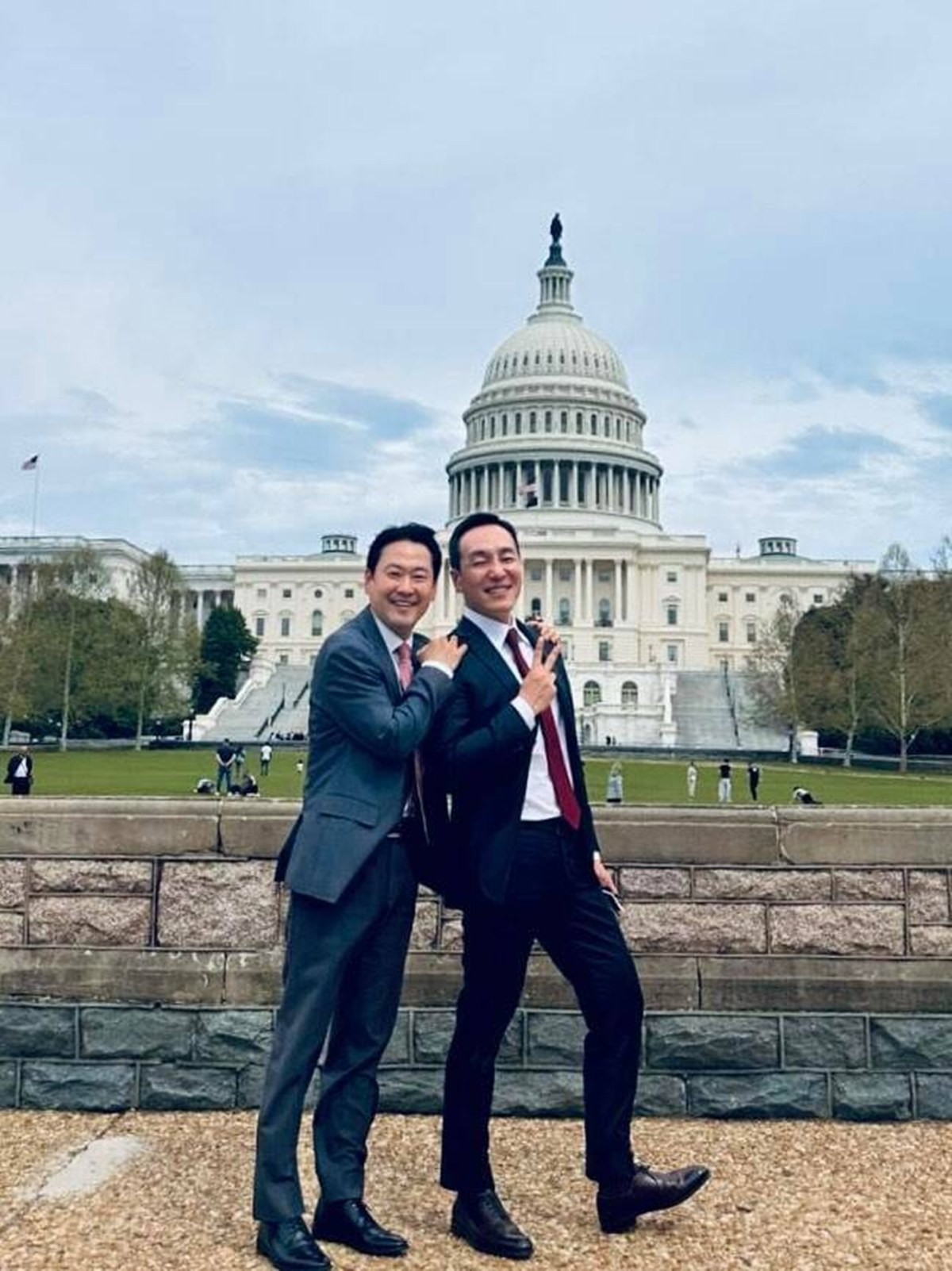 장동혁(왼쪽) 국민의힘 대표와 김민수 최고위원이 미국 의사당 앞에서 기념 촬영을 하는 모습.  / 김성수 연세대 경영전문대학원 겸임교수 쓰레드 캡처