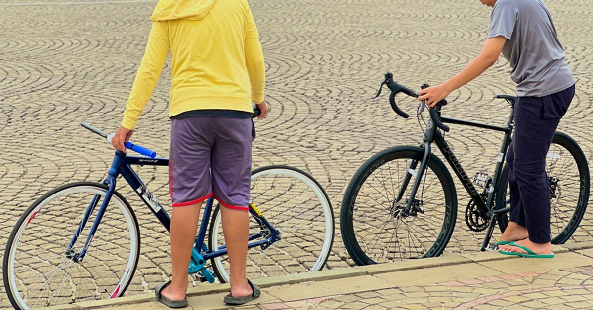 픽시 자전거를 타는 미성년자들(참고 사진) / Adhi Unggun Rahman-shutterstock.com