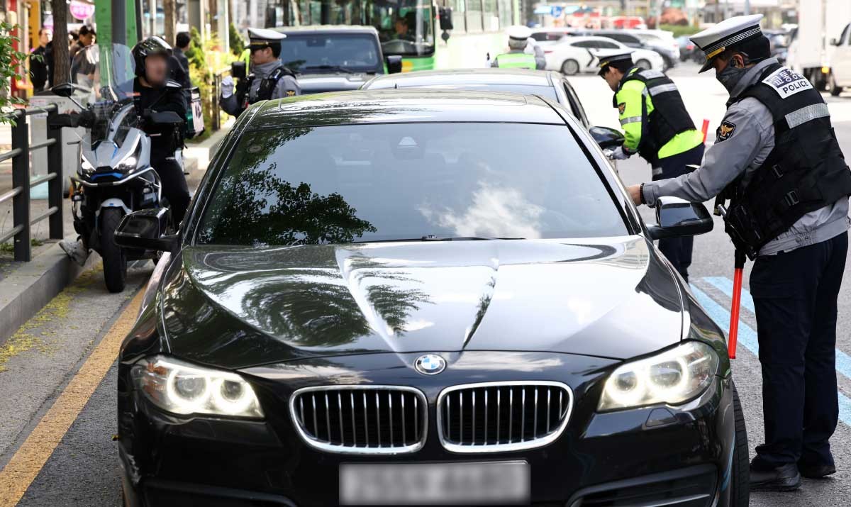 20일 서울 관악구 봉천로 사거리에서 교통안전계 경찰관들이 우회전 일시 정지 의무 위반 집중단속을 하고 있다. 현행 도로교통법에 따르면 우회전하려는 운전자는 전방 신호가 빨간불일 경우 반드시 일시 정지해야 하며, 우회전 후에도 보행자가 있거나 건너려 할 때는 멈춰야 한다. 경찰청은 오는 6월 19일까지 2달간 우회전 통행 방법 위반에 대한 집중 단속을 실시할 방침이다. / 뉴스1