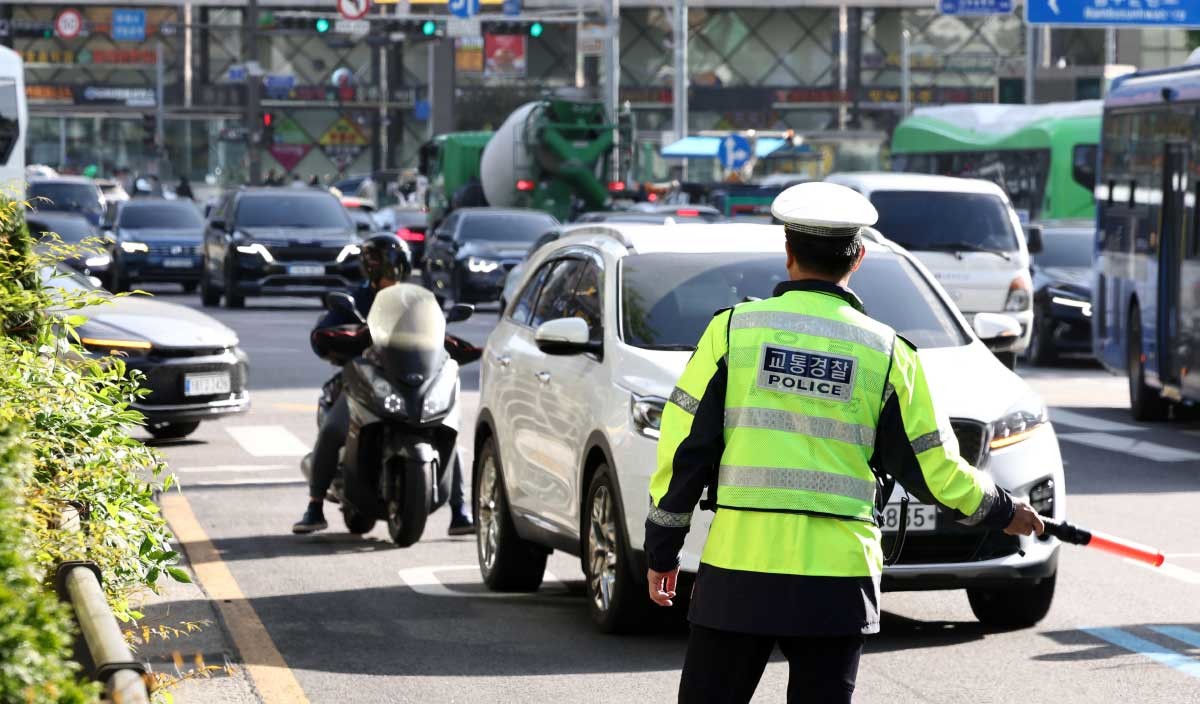우회전 일시정지 위반 집중단속. 20일 서울 관악구 봉천로 사거리에서 교통안전계 경찰관들이 우회전 일시 정지 의무 위반 집중단속을 하고 있다. 현행 도로교통법에 따르면 우회전하려는 운전자는 전방 신호가 빨간불일 경우 반드시 일시 정지해야 하며, 우회전 후에도 보행자가 있거나 건너려 할 때는 멈춰야 한다. 경찰청은 오는 6월 19일까지 2달간 우회전 통행 방법 위반에 대한 집중 단속을 실시할 방침이다. / 뉴스1