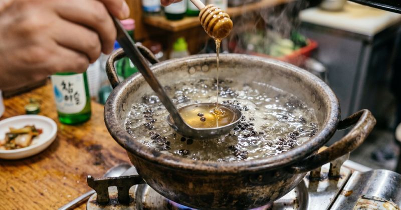 [대한루마니아인 한국생활] 소주에 이걸 넣으면 감기 막는 데 도움 된다? 한국에서 해본 루마니아 겨울 술 레시피