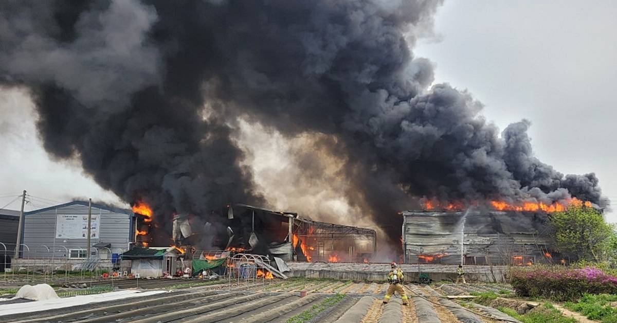 고양 식품가공 공장서 화재…건물 3개동 불타고 3명 자력 대피