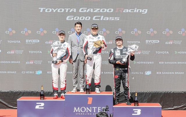 금호 SL모터스포츠팀 이창욱 선수(왼쪽 3번째), 이정우 선수(왼쪽)와 준피트디 레이싱팀 황진우 선수(오른쪽)가 토요타 가주 레이싱 6000 클래스 2라운드 포디엄을 석권하며 기념 사진을 촬영하고 있다. / 금호타이어