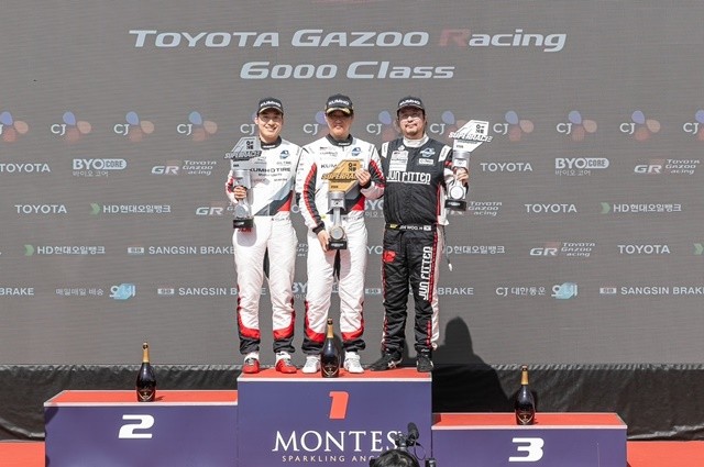 금호 SL모터스포츠팀 이창욱 선수(중앙), 이정우 선수(왼쪽)와 준피트디 레이싱팀 황진우 선수(오른쪽)가 토요타 가주 레이싱 6000 클래스 2라운드 포디엄을 석권하며 기념 사진을 촬영하고 있다.  / 금호타이어